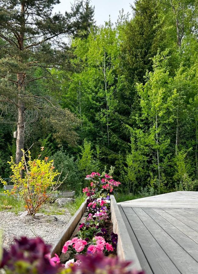 Lilla Huset Bed & Breakfast - Countryside Guesthouse, Free Parking Örebro Exterior foto