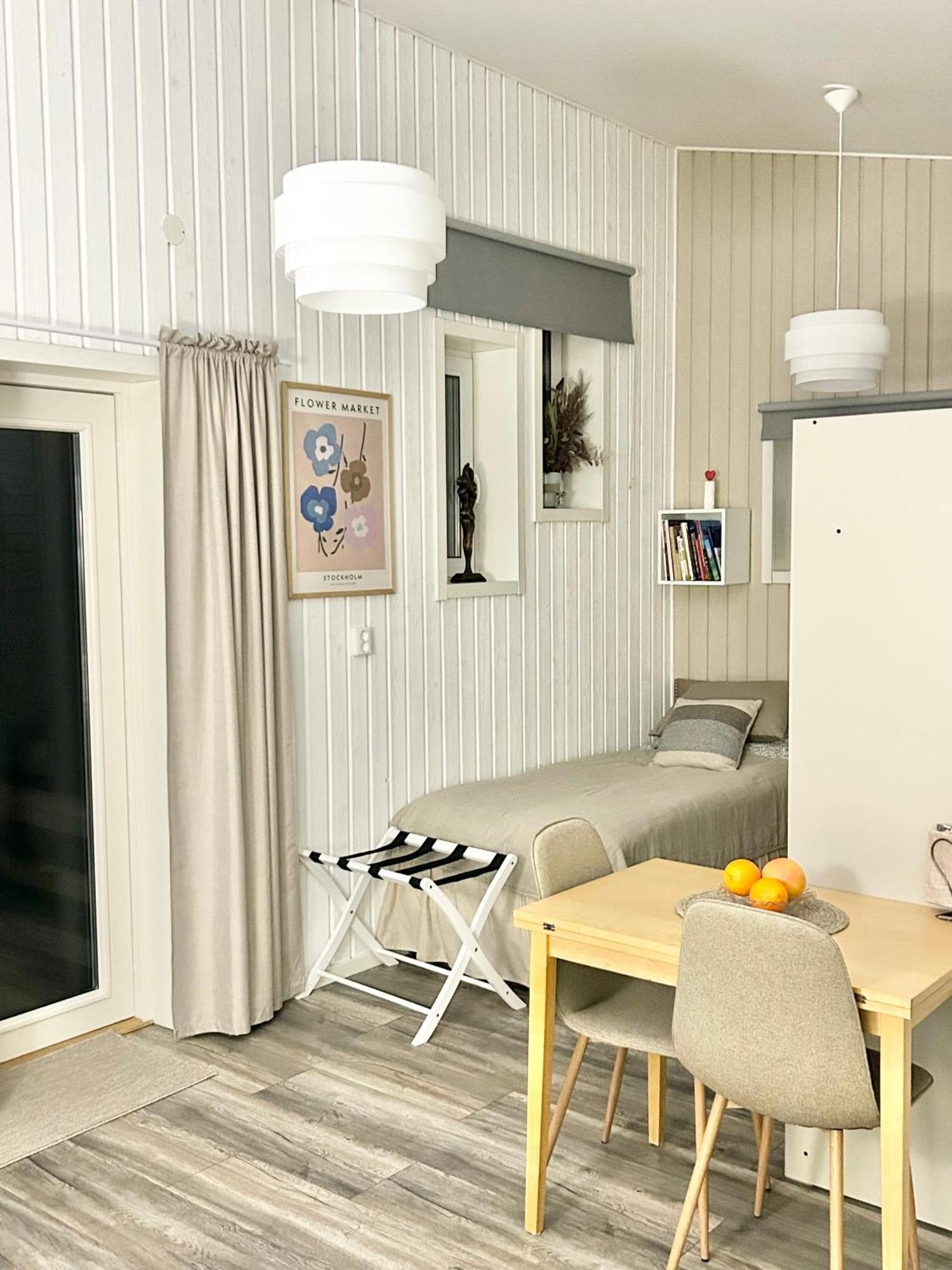 Lilla Huset Bed & Breakfast - Countryside Guesthouse, Free Parking Örebro Exterior foto