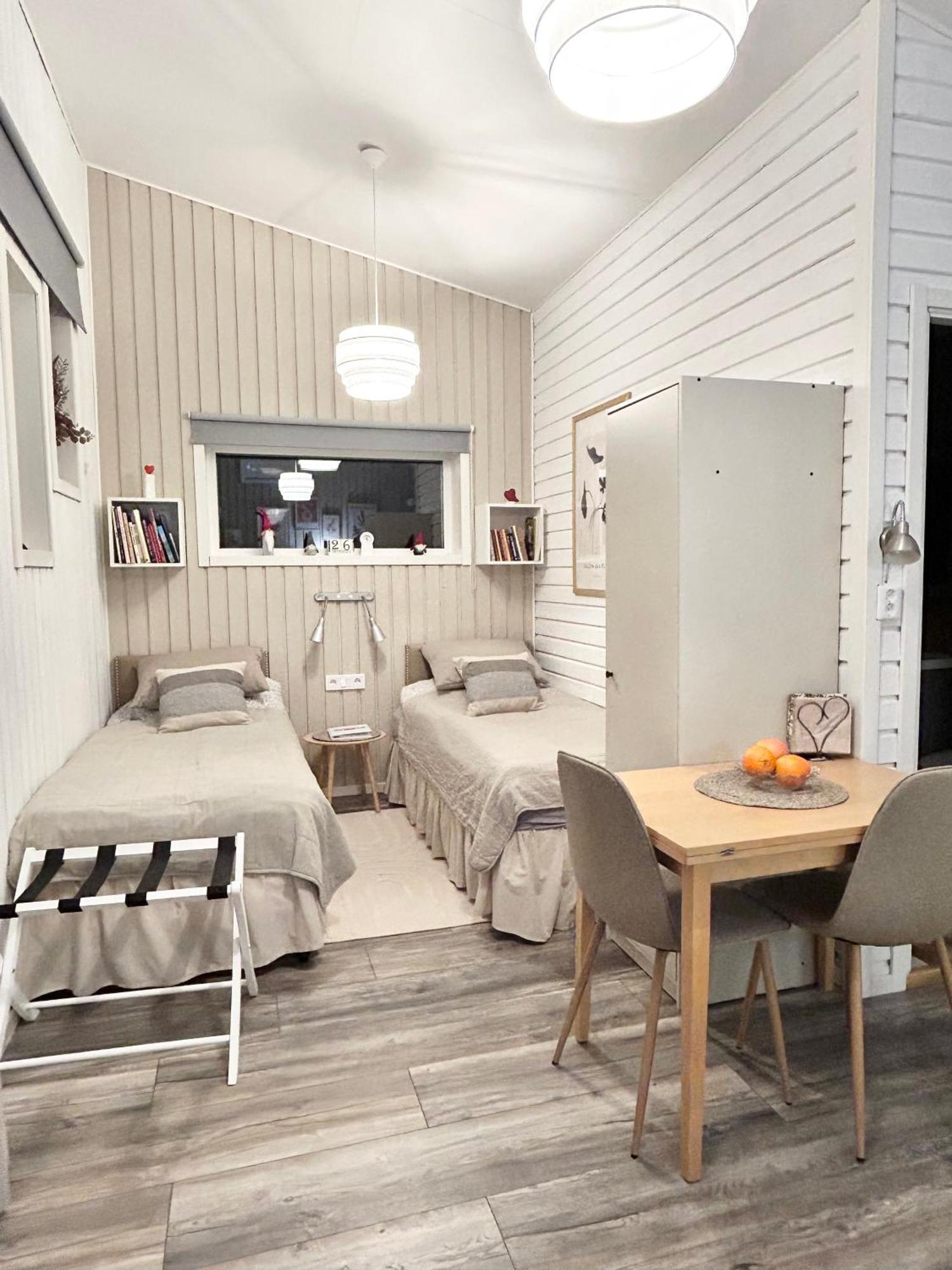 Lilla Huset Bed & Breakfast - Countryside Guesthouse, Free Parking Örebro Exterior foto