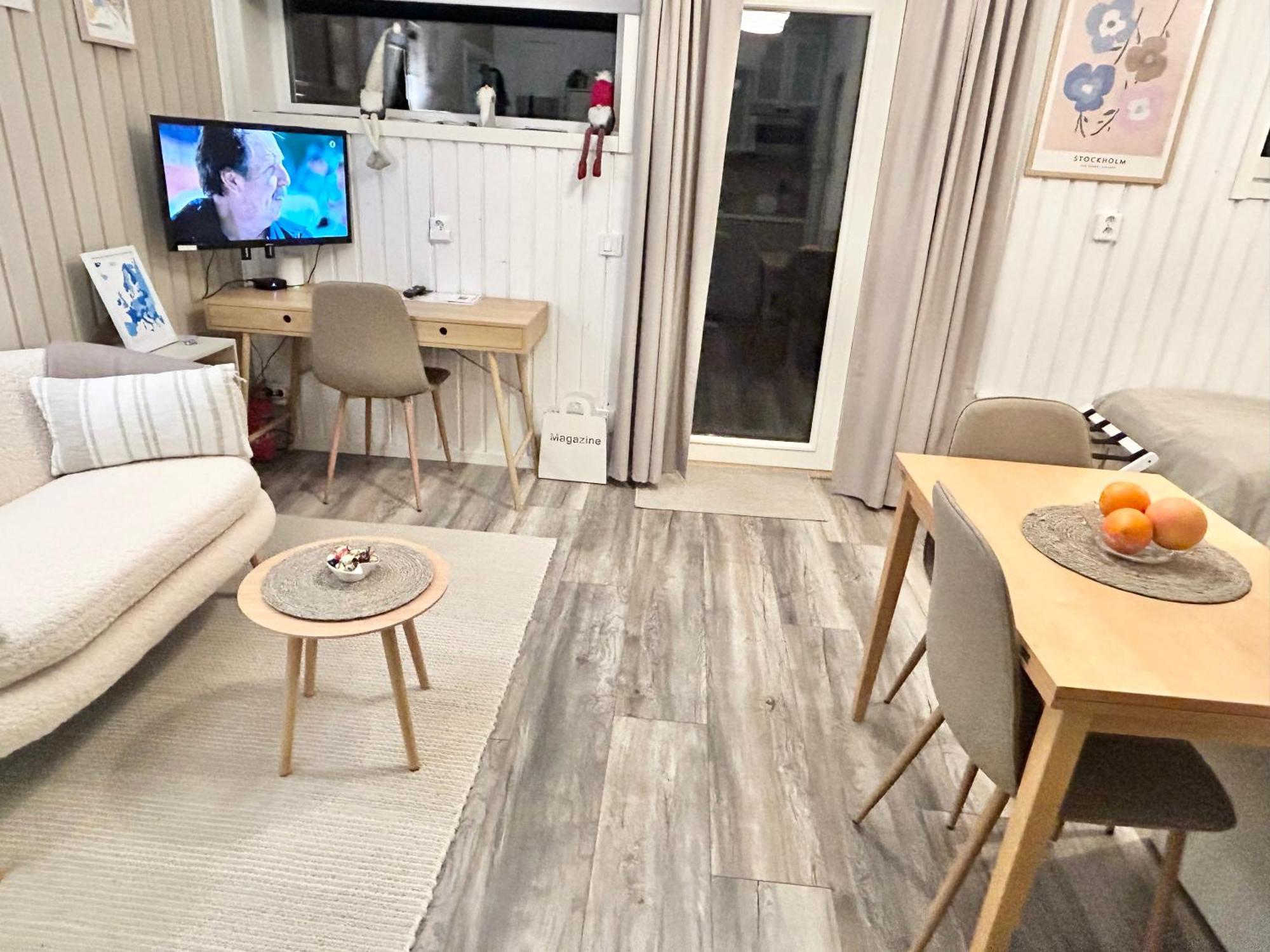 Lilla Huset Bed & Breakfast - Countryside Guesthouse, Free Parking Örebro Exterior foto