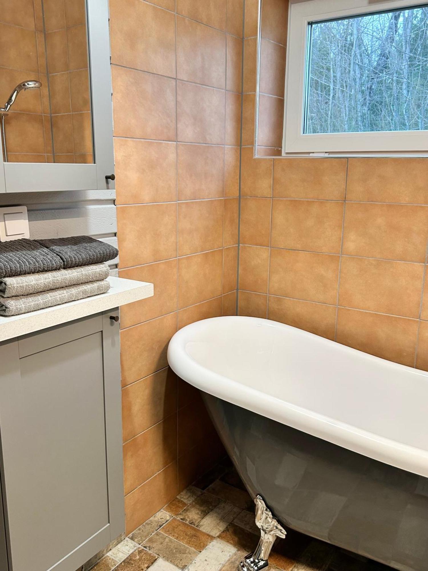 Lilla Huset Bed & Breakfast - Countryside Guesthouse, Free Parking Örebro Exterior foto